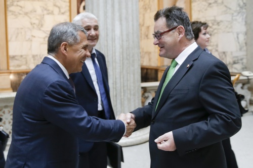 Von rechts: Bundesratspräsident Josef Saller (V) begrüßt Präsident Rustam Minnikhanov