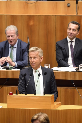 Klubobmann Reinhold Lopatka (V) am Wort. Regierungsbank von links: Vizekanzler Reinhold Mitterlehner (V), Bundeskanzler Christian Kern (S)