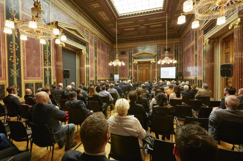 Begrüßung durch den Zweiten Nationalratspräsident Karlheinz Kopf (V) am Rednerpult. Blick Richtung VeranstaltungsteilnehmerInnen.