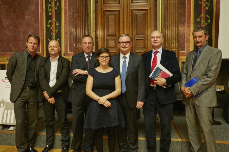 Gruppenfoto der TeilnehmerInnen. Von links: Moderator Michael Fleischhacker Chefrdakteur NZZ.at, Sefan Kaltenbrunner Chefredakteur Kurier.at, Johannes Domsich Donau-Universität Krems, Ingrid Brodnig Medienredakteurin Profil, Zweiter Nationalratspräsident Karlheinz Kopf (V), Claus Reitan und Josef Trappel Universität Salzburg