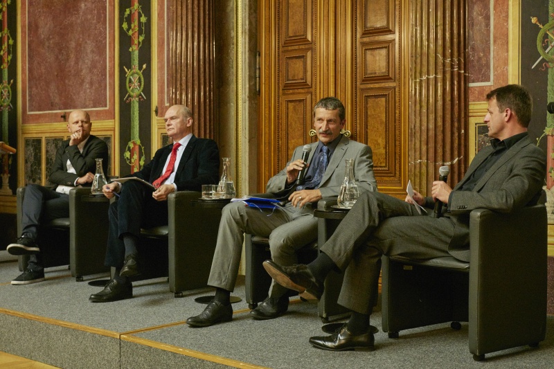 Podiumsdiskussion. Von links: Sefan Kaltenbrunner Chefredakteur Kurier.at, Claus Reitan, Josef Trappel Universität Salzburg und Moderator Michael Fleischhacker Chefrdakteur NZZ.at