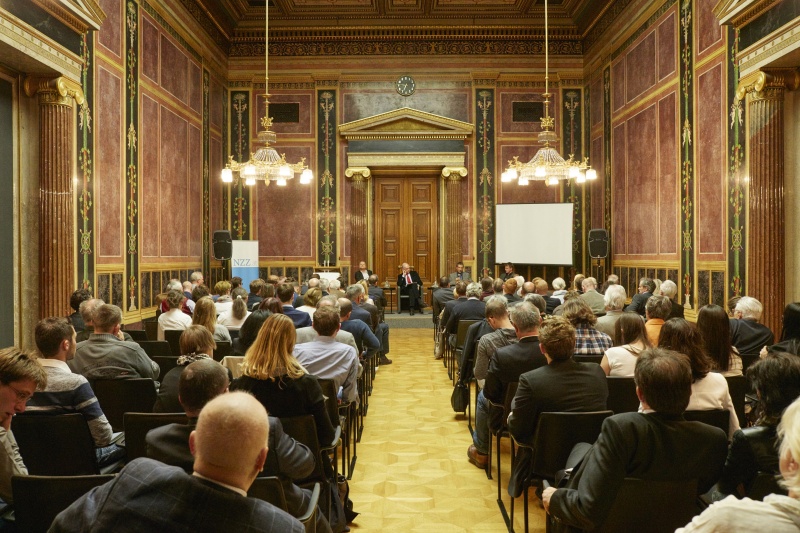 Blick Richtung VeranstaltungsteilnehmerInnen. Podium von links: Sefan Kaltenbrunner Chefredakteur Kurier.at, Claus Reitan, Josef Trappel Universität Salzburg, Moderator Michael Fleischhacker Chefrdakteur NZZ.at