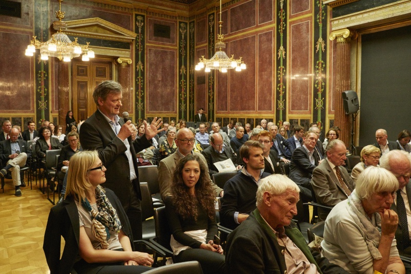Veranstaltungsteilnehmer bei seiner Wortmelung zur Podiumsdiskussion