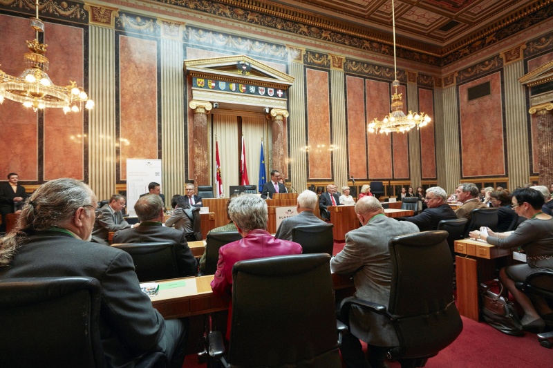 Bundesratspräsident Josef Saller (V) begrüßt die VeranstaltungsteinehmerInnen des Seniorenparlaments. Blick Richtung VeranstaltungsteilnehmerInnen