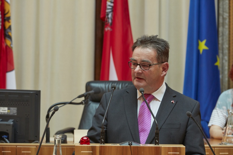 Bundesratspräsident Josef Saller (V) begrüßt die VeranstaltungsteinehmerInnen des Seniorenparlaments