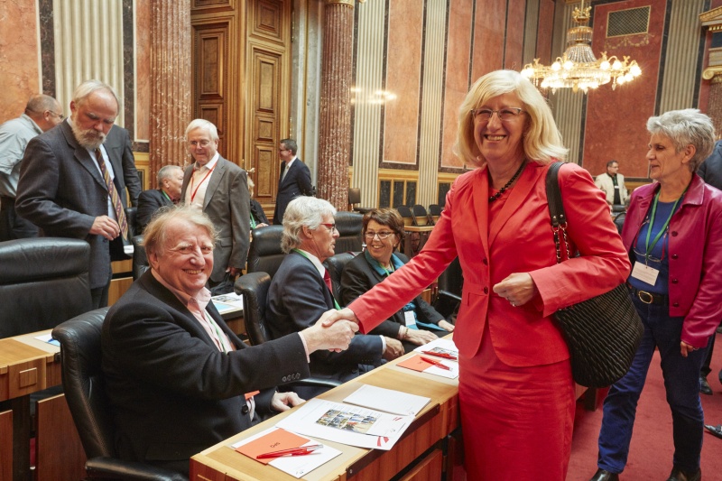 Vizepräsidentin des Bundesrates Ingrid Winkler (S) begrüßt die Veranstaltungsteinehmer des Seniorenparlaments