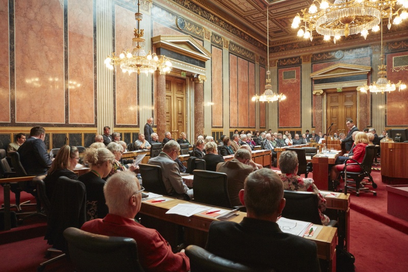 Bundesratspräsident Josef Saller (V) begrüßt die VeranstaltungsteinehmerInnen des Seniorenparlaments