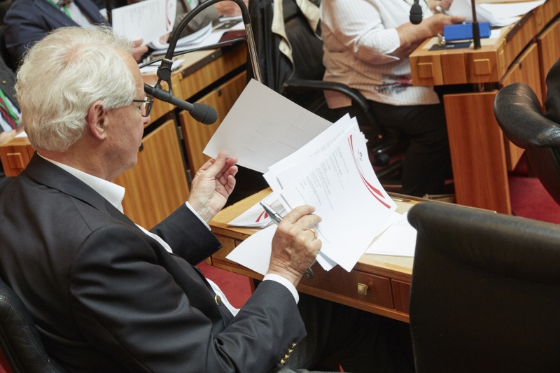 Teilnehmer des Seniorenparlaments mit Unterlagen zur Veranstaltung