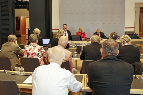 Fraktionssitzung im SPÖ Klub. Podium von links: Bundesrat Mario Lindner (S), Vizepräsidentin des Bundesrates Ingrid Winkler (S), Bundesrat Reinhard Todt (S)