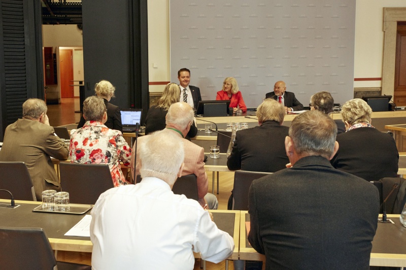 Fraktionssitzung im SPÖ Klub. Podium von links: Bundesrat Mario Lindner (S), Vizepräsidentin des Bundesrates Ingrid Winkler (S), Bundesrat Reinhard Todt (S)