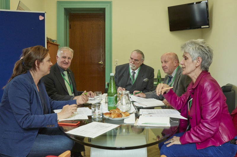 Fraktionssitzung im Klub der Grünen. links: Bundesrätin Nicole Schreyer (G) mit TeilnehmerInnen des Seniorenparlaments