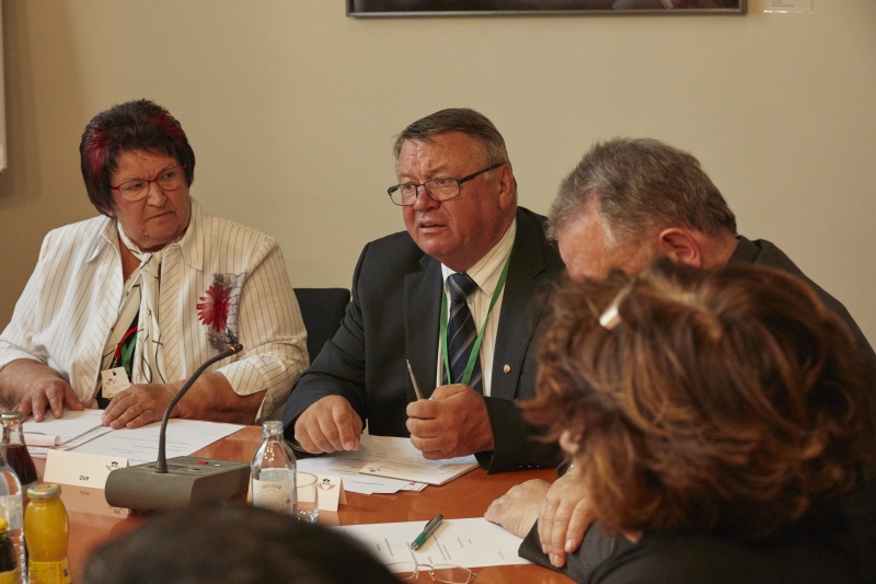 Ausschusssitzung des Seniorenparlaments. Wortmeldung eines Teilnehmers