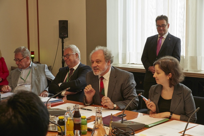 Ausschusssitzung des Seniorenparlaments. Ein Parlamentsbediensteter bei seinen Ausführungen