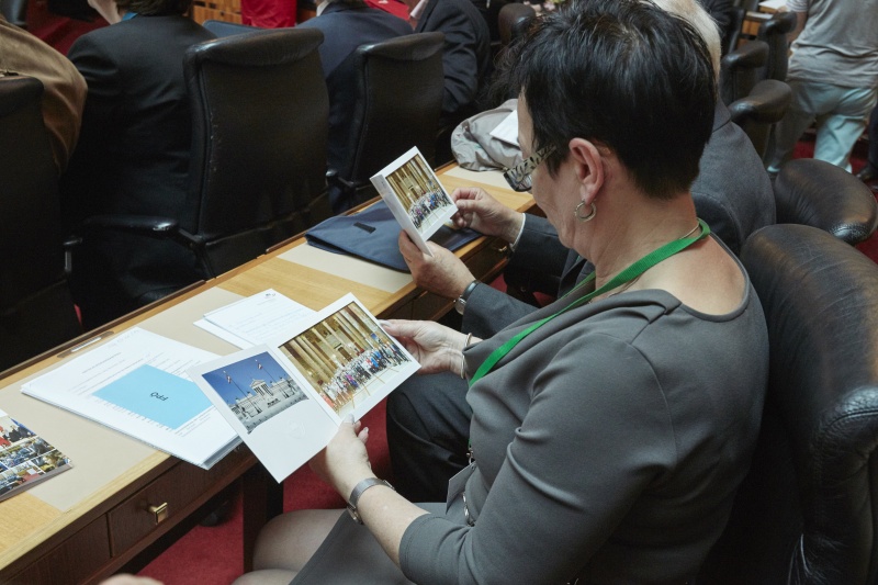 Übergabe des Gruppenfotos als Erinnerung