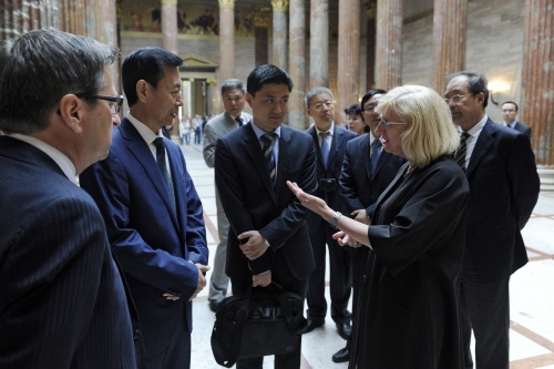 Die Vizepräsidentin des Bundesrats Ingrid Winkler (S) (rechts) im Gespräch mit dem stellvertretenden Vorsitzenden Chen Xiaoguang (2. von links)