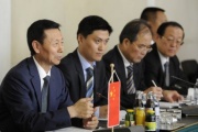 Chinesische Delegation mit Chen Xiaoguang (li.), Leiter der Delegation der Politischen Konsultativkonferenz des Chinesischen Volkes während der Aussprache