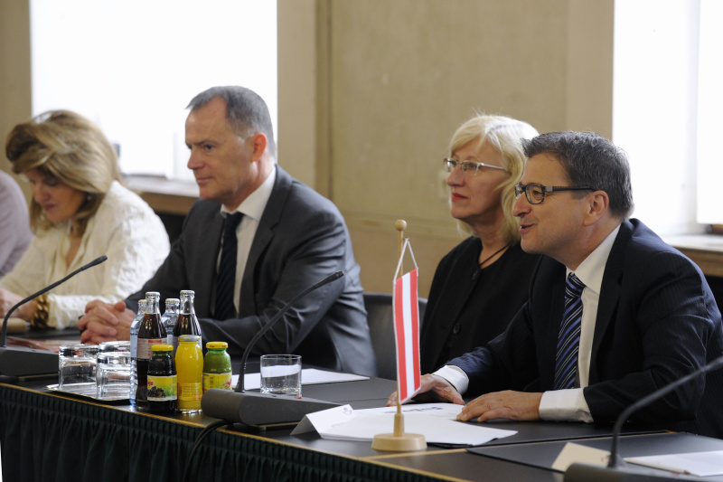 Aussprache. Von rechts: Österreichische Deleation: Nationalratsabgeordneter Peter Wittmann (S), Obmann der parlamentarischen Gruppe Österreich-China begrüßt die Delegation der Politischen Konsultativkonferenz des Chinesischen Volkes, Bundesratsvizepräsidentin Ingrid Winkler (S), Nationalratsabgeordneter Johannes Jarolim (S) und Bundesratsvizedirektorin Alice Alsch-Harrant