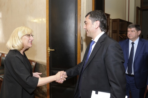 Von links.: Die Vizepräsidentin des Bundesrates Ingrid Winkler (S) begrüßt den Vizeparlamentspräsidenten von Moldau Vladimir Vitiuc