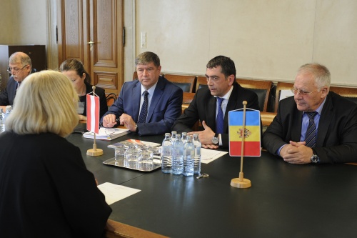 Bundesratsvizepräsidentin Ingrid Winkler (S) währed der Aussprache mit dem Vizeparlamentspräsidenten von Moldau Vladimir Vitiuc (2. von rechts)