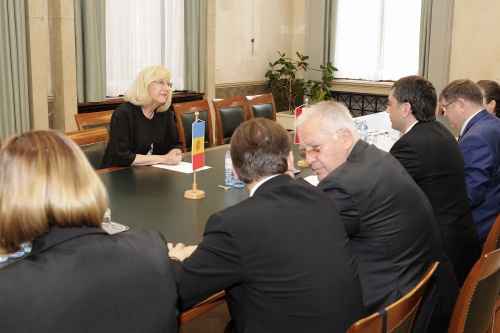 Bundesratsvizepräsidentin Ingrid Winkler (S) währed der Aussprache mit dem Vizeparlamentspräsidenten von Moldau Vladimir Vitiuc (3. von rechts)