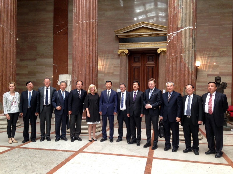 Gruppenfoto: Delegation der Politischen Konsultativkonferenz des Chinesischen Volkes unter Leitung des stellvertretenden Vorsitzenden Chen Xiaoguang (7. von links), Nationalratsabgeordnete Claudia Angela Gamon (N) (links), Nationalratsabgeordneter Johannes Jarolim (S) (3. von links), Bundesratsvizepräsidentin Ingrid Winkler (S) (6.von links), Nationalratsabgeordneter Peter Wittmann (S), Obmann der parlamentarischen Gruppe Österreich-China (8. von links) und Nationalratsabgeordneter Andreas F. Karlsböck (F) (4. von rechts)