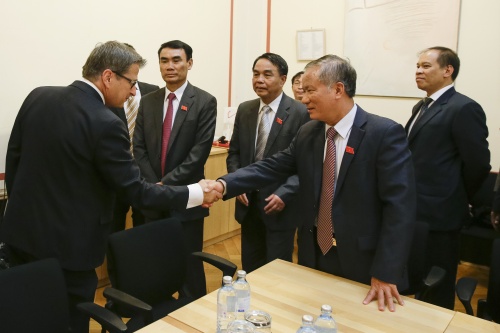 Nationalratsabgeordneter Peter Wittmann (S) (links) begrüßt eine Delegation der vietnamesischen Nationalversammlung