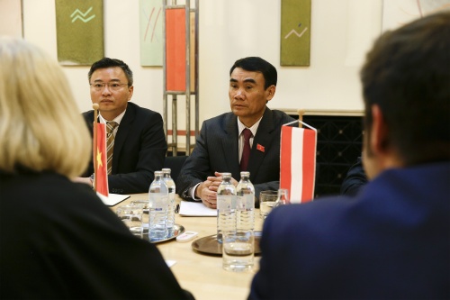 Vizevorsitzender des Ausschusses für Landesverteidigung und öffentliche Sicherheit Tran Dinh Nha (rechts) während der Aussprache
