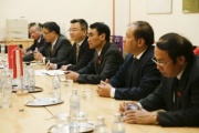 Delegation der vietnamesischen Nationalversammlung unter Leitung des Vizevorsitzenden des Ausschusses für Landesverteidigung und öffentliche Sicherheit Tran Dinh Nha (3. von rechts) bei der Aussprache