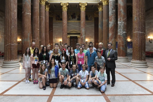 BR-Präsident Josef Saller mit Schülerinnen und Schülern der HS Bischofshofen in der Säulenhalle
