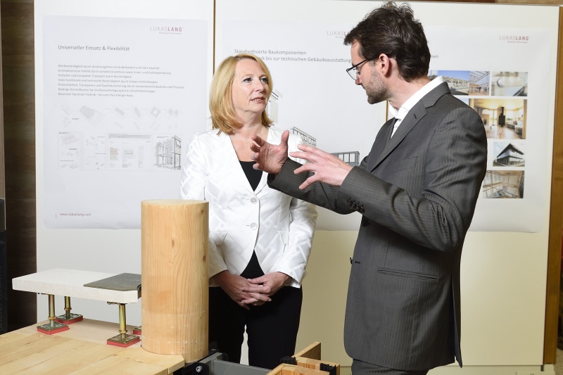 v.li.: Nationalratspräsidentin Doris Bures (S) im Gespräch mit einem Vertreter der Fa. Lukas Lang, einem Hersteller für Holzfertigteilelemente für den Hausbau