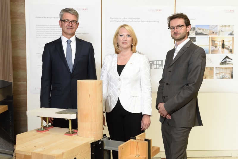 v.li.: Parlamentsvizedirektor Alexis Wintoniak, Nationalratspräsidentin Doris Bures (S) und ein Vertreter der Fa. Lukas Lang, einem Hersteller für Holzfertigteilelemente für den Hausbau
