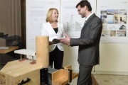v.li.: Nationalratspräsidentin Doris Bures (S) im Gespräch mit einem Vertreter der Fa. Lukas Lang, einem Hersteller für Holzfertigteilelemente für den Hausbau