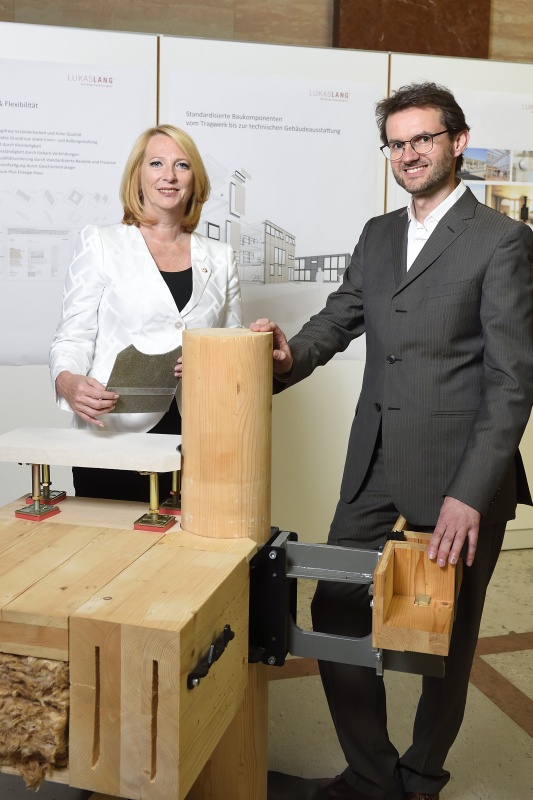 v.li.: Nationalratspräsidentin Doris Bures (S) im Gespräch mit einem Vertreter der Fa. Lukas Lang, einem Hersteller für Holzfertigteilelemente für den Hausbau