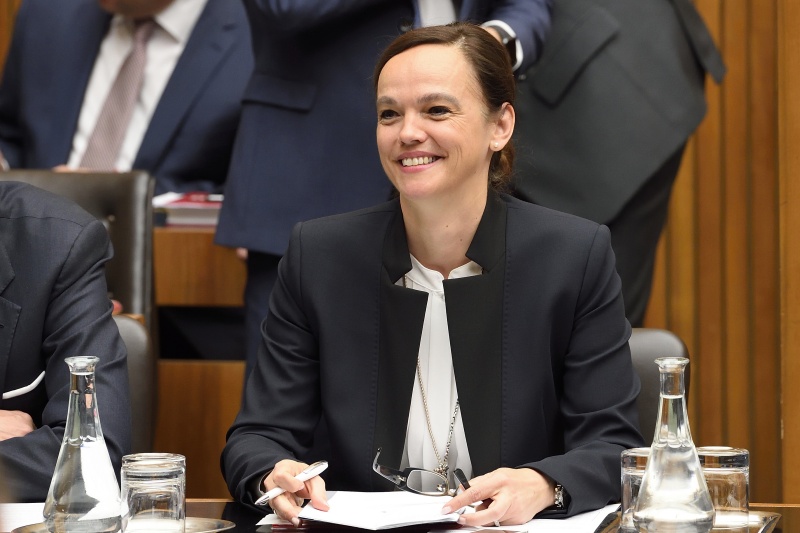 Bildungsministerin Sonja Hammerschmid (S)  auf der Regierungsbank