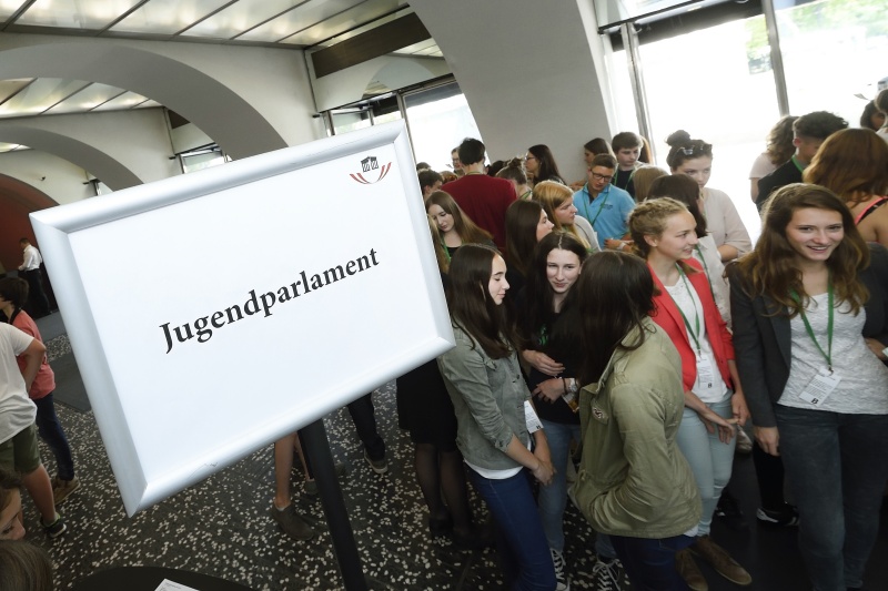 SchülerInnen der 9. Schulstufe aus Salzburg, welche für das Jugendparlament 06/16 ausgewählt wurden, bei einer Übung zum Thema Demokratie