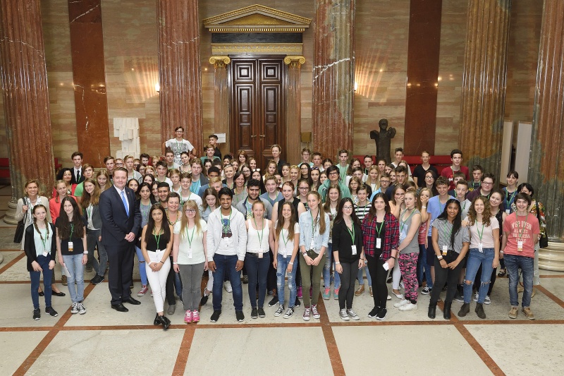 Gruppenfoto der SchülerInnen der 9. Schulstufe aus Salzburg mit dem designierten Bundesratspräsidenten Mario Lindner (S)