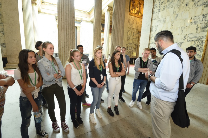 Führung durch das Parlamentsgebäude für die teilnehmenden SchülerInnen