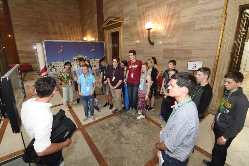 Führung durch das Parlamentsgebäude für die teilnehmenden SchülerInnen