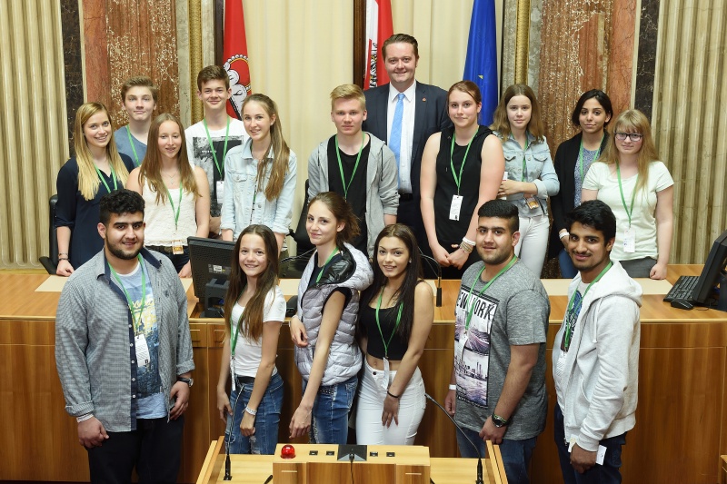Gruppenfoto der SchülerInnen der Klasse 1WF der HLW Neumarkt mit dem designierten Bundesratspräsidenten Mario Lindner (S)