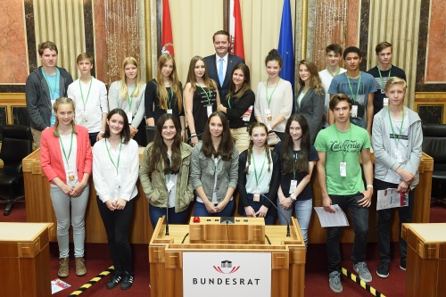 Gruppenfoto der SchülerInnen der Klasse 5E des Akademisches Gymnasiums Salzburg mit dem designierten Bundesratspräsidenten Mario Lindner (S)