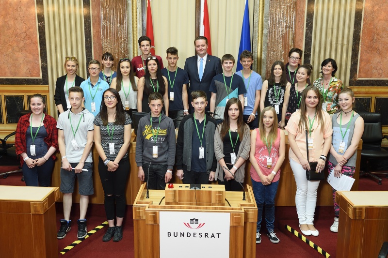 Gruppenfoto der SchülerInnen der Klasse PTS 3 der PTS Taxenbach mit dem designierten Bundesratspräsidenten Mario Lindner (S)