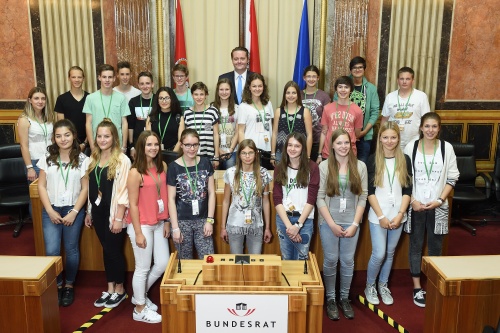 Gruppenfoto der SchülerInnen der Klasse 5GR des BG/BRG/BORG St. Johann im Pongau mit dem designierten Bundesratspräsidenten Mario Lindner (S)