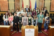 Gruppenfoto der SchülerInnen der Klasse 5O des  BORG Oberndorf mit dem designierten Bundesratspräsidenten Mario Lindner (S)