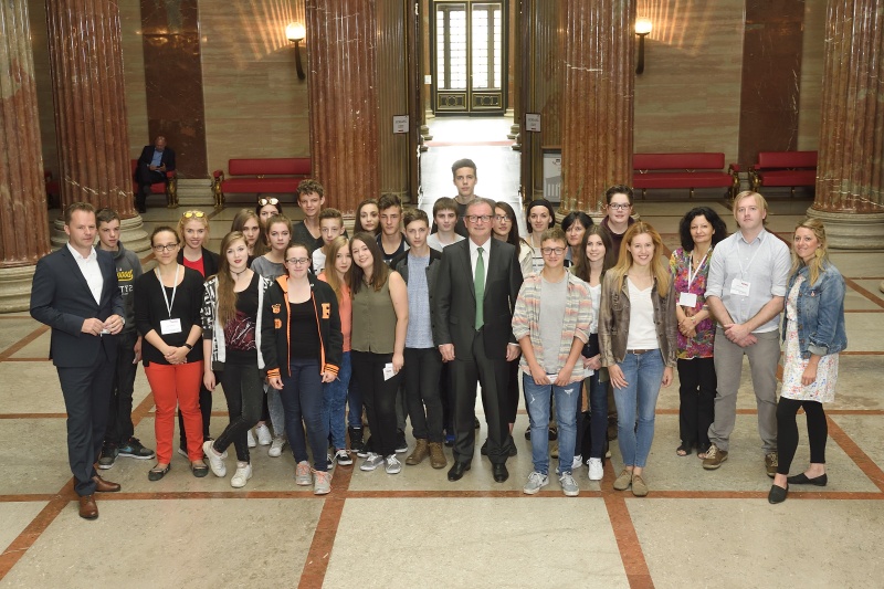 Gruppenfoto der SchülerInnen der Klasse PTS 3 der PTS Taxenbach mit dem Zweiten Nationalratspräsidenten Karlheinz Kopf (V) (Mitte)