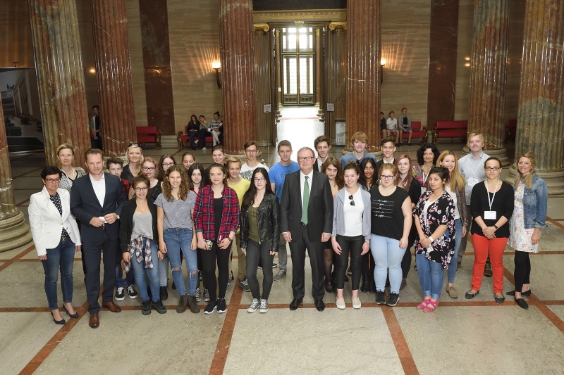 Gruppenfoto der SchülerInnen der Klasse 5O des  BORG Oberndorf mit dem Zweiten Nationalratspräsidenten Kalrheinz Kopf (V) (Mitte)
