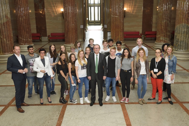 Gruppenfoto der SchülerInnen der Klasse 1WF der HLW Neumarkt mit dem Zweiten Nationalratspräsidenten Karlheinz Kopf (V) (Mitte)