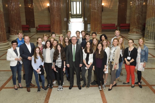 Gruppenfoto der SchülerInnen der Klasse 5E des Akademisches Gymnasiums Salzburg mit dem Zweiten Nationalratspräsidenten Karlheinz Kopf (V) (Mitte)