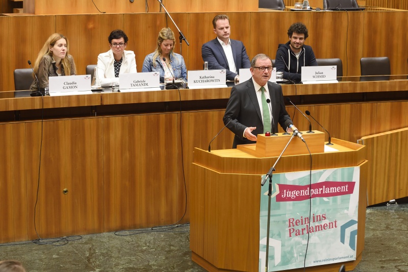 Der Zweite Nationalratspräsident Karlheinz Kopf (V) bei seiner Begrüßung. Auf der Regierungsbank von links: Nationalratsabgeordnete Claudia Angela Gamon (N), Nationalratsabgeordnete Gabriele Tamandl (V), Nationalratsabgeordnete Katharina Kucharowits (S), Nationalratsabgeordneter Walter Rauch (F), Nationalratsabgeordneter Julian Schmid (G)