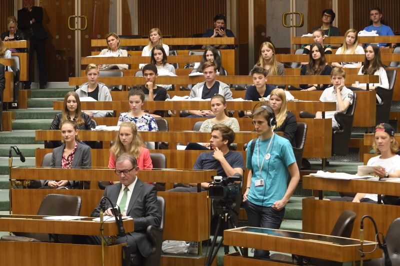 Blick Richtung VeranstaltungsteilnehmerInnen mit dem Zweiten Nationalratspräsidenten Karlheinz Kopf (V) in der ersten Reihe
