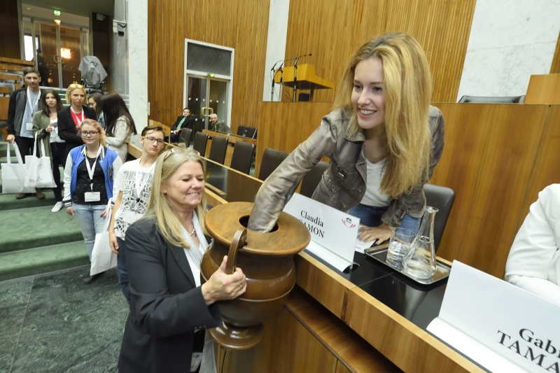 Auslosen der Klubzugehörigkeit für Nationalratsabgeordnete Claudia Angela Gamon (N)